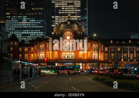 Tokyo, Giappone - 24 febbraio 2026: Splendida scena notturna della stazione di Tokyo con autobus e taxi di fronte alla stazione di Tokyo. Foto Stock