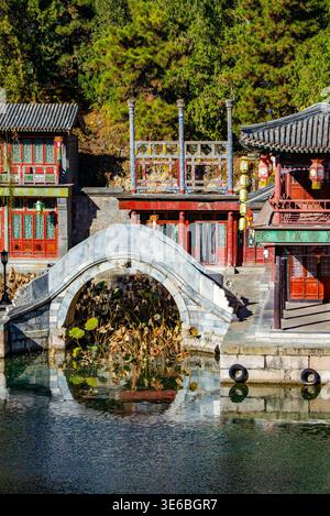 Scenario autunnale presso il Palazzo d'Estate di Pechino, in Cina, caratterizzato dalla tradizionale architettura cinese che si riflette in acque calme. Foto Stock