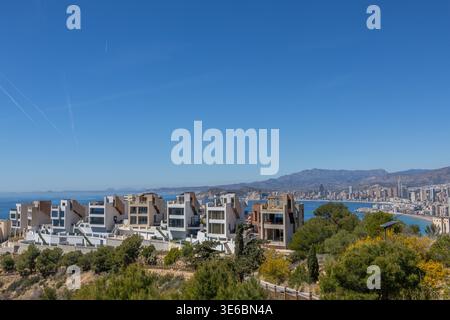 Nuovo complesso immobiliare di alta qualità con vista mare sulle colline di Benidorm. Progetto residenziale di lusso sulla Costa Blanca con vista mozzafiato sul Mediterraneo Foto Stock