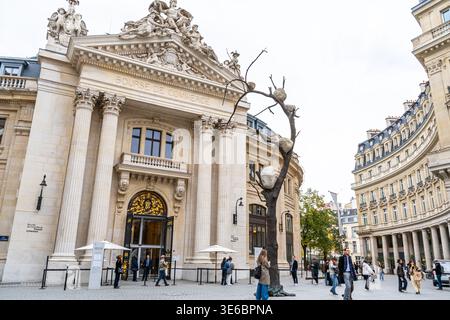 Bourse de commerce Parigi città vecchia strada, Francia casa centro turistico. Viaggi in Francia. Architettura degli edifici. Parigi, Francia - 29 ottobre 2025 Foto Stock