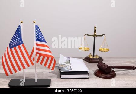Bandiere americane con scale di giustizia e un martelletto giudice Foto Stock