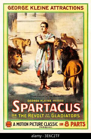 Questo poster cinematografico del 1914 per "Spartaco o la rivolta dei gladiatori" di George Kleine raffigura un uomo stoico, presumibilmente Spartaco, circondato da leoni ruggenti in un'arena. Il film muto, presentato da George Kleine, era un classico della sua epoca, basato sulla storica rivolta dei gladiatori. Foto Stock