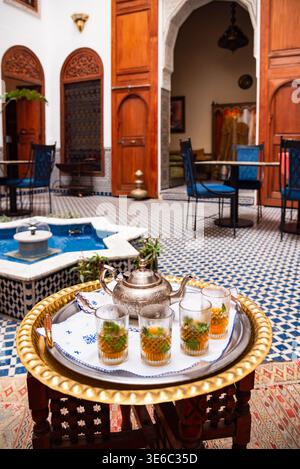 Tradizionale tè alla menta in Marocco servito in teiera. Foto Stock