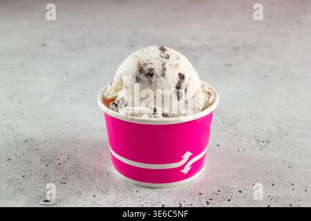 Vista di una tazza di biscotti e gelato. Foto Stock