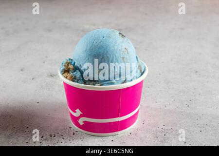 Vista su una tazza di gelato blu. Foto Stock