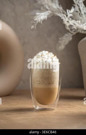 Bevanda al caffè con panna montata in una tazza di vetro Foto Stock