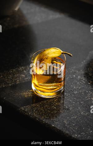 Cocktail a base di whisky con guarnizione di pera in vetro Foto Stock
