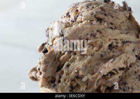 Vista ravvicinata del gelato al caramello salato. Foto Stock