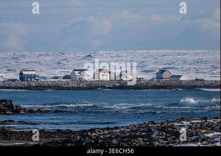 Villaggio di Hafnir nel rigido freddo invernale sulla penisola di Reykjanes, costa innevata nel sud-ovest dell'Islanda Foto Stock