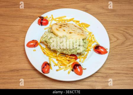 La reina pepiada è l'arepa più famosa e tradizionale del Venezuela, ripiena di una cremosa miscela di pollo grattugiato, avocado maturo, maionese, o Foto Stock
