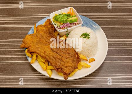 Una generosa porzione di bistec a lo pobre in stile peruviano, con bistecca scottata condita con salsa di pomodoro leggero e cipolla, servita con croccanti francesi Foto Stock
