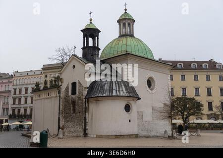 Cracovia, Polonia - 2 dicembre 2025: Vista esterna di una chiesa storica con cupola verde e campanile, che riflette la ricca cultura europea per un trav Foto Stock
