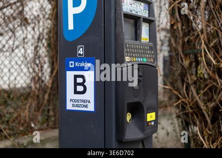 Cracovia, Polonia - 2 dicembre 2025: Parcheggio di Cracovia dotato di tastiera, slot per monete e lettore di carte per i pagamenti del parcheggio della sottozona B di Podstrefa Foto Stock