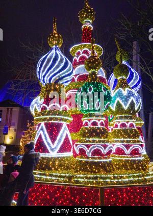 Display festivo illuminato che ricorda l'architettura russa con luci colorate. Foto Stock