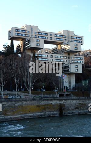 L'esterno del vecchio edificio brutalista del Ministero delle autostrade dell'era sovietica, ora sede della Banca di Georgia, a Tbilisi, Georgia. Foto Stock
