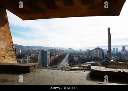 Affacciato sul paesaggio urbano di Tbilisi, Georgia, dall'ingresso del vecchio museo di archeologia sovietica sopra la città. Foto Stock