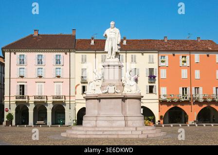 Il monumento di Camillo Benso di Cavour e la galleria in Piazza Cavour, Vercelli, Piemonte, Italia Foto Stock