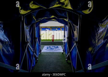 Birkenhead, Regno Unito. 6 aprile 2026. Guarda fuori dal tunnel al Prenton Park Stadium. EFL Skybet Football League Two Match, Tranmere Rovers contro Colchester United a Prenton Park, Birkenhead, Wirral lunedì 6 aprile 2026. Questa immagine può essere utilizzata solo per scopi editoriali. Solo per uso editoriale, .pic di Chris Stading/ credito: Andrew Orchard fotografia sportiva/Alamy Live News Foto Stock