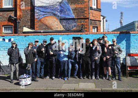 Birkenhead, Regno Unito. 6 aprile 2026. Tifosi del Tranmere fuori dallo stadio. EFL Skybet Football League Two Match, Tranmere Rovers contro Colchester United a Prenton Park, Birkenhead, Wirral lunedì 6 aprile 2026. Questa immagine può essere utilizzata solo per scopi editoriali. Solo per uso editoriale, .pic di Chris Stading/ credito: Andrew Orchard fotografia sportiva/Alamy Live News Foto Stock