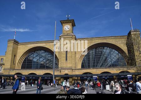 Londra, Regno Unito. 6 aprile 2026. Vista esterna diurna della stazione ferroviaria di King's Cross. Credito: Vuk Valcic/Alamy Foto Stock