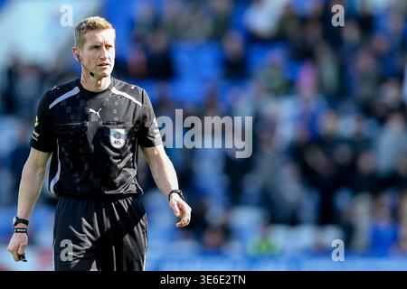 Birkenhead, Regno Unito. 6 aprile 2026. L'arbitro Scott Oldham guarda avanti. EFL Skybet Football League Two Match, Tranmere Rovers contro Colchester United a Prenton Park, Birkenhead, Wirral lunedì 6 aprile 2026. Questa immagine può essere utilizzata solo per scopi editoriali. Solo per uso editoriale, .pic di Chris Stading/ credito: Andrew Orchard fotografia sportiva/Alamy Live News Foto Stock