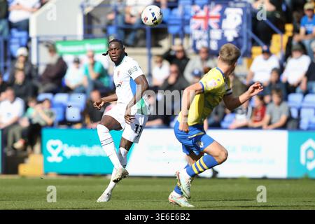 Birkenhead, Regno Unito. 6 aprile 2026. Omari Patrick dei Tranmere Rovers passa la palla in avanti. EFL Skybet Football League Two Match, Tranmere Rovers contro Colchester United a Prenton Park, Birkenhead, Wirral lunedì 6 aprile 2026. Questa immagine può essere utilizzata solo per scopi editoriali. Solo per uso editoriale, .pic di Chris Stading/ credito: Andrew Orchard fotografia sportiva/Alamy Live News Foto Stock