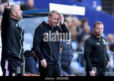Birkenhead, Regno Unito. 6 aprile 2026. Pete Wild, il manager dei Tranmere Rovers si gratta la testa. EFL Skybet Football League Two Match, Tranmere Rovers contro Colchester United a Prenton Park, Birkenhead, Wirral lunedì 6 aprile 2026. Questa immagine può essere utilizzata solo per scopi editoriali. Solo per uso editoriale, .pic di Chris Stading/ credito: Andrew Orchard fotografia sportiva/Alamy Live News Foto Stock