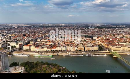 Vista panoramica con drone dello skyline di Budapest e del Danubio in Ungheria Foto Stock