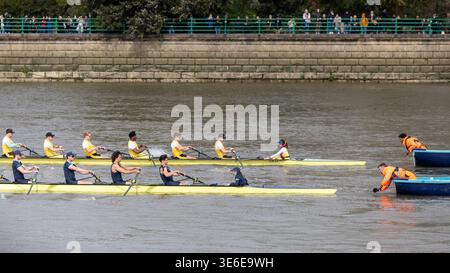 Gli equipaggi leggeri di Oxford e Cambridge iniziano la loro gara sul circuito di Boat Race vicino a Putney Bridge Foto Stock