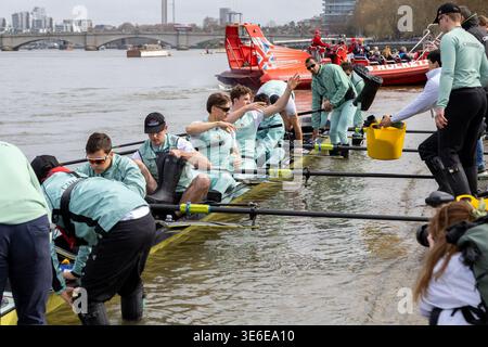 L'equipaggio della Cambridge University si prepara alla competizione sul tamigi contro Oxford per l'annuale Boat Race Foto Stock