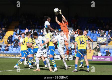 Birkenhead, Regno Unito. 6 aprile 2026. Matt Macey, il portiere del Colchester United prende la palla. EFL Skybet Football League Two Match, Tranmere Rovers contro Colchester United a Prenton Park, Birkenhead, Wirral lunedì 6 aprile 2026. Questa immagine può essere utilizzata solo per scopi editoriali. Solo per uso editoriale, .pic di Chris Stading/ credito: Andrew Orchard fotografia sportiva/Alamy Live News Foto Stock
