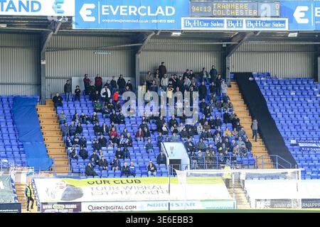 Birkenhead, Regno Unito. 6 aprile 2026. I sostenitori del Colchester United nella tribuna del Cow Shed. EFL Skybet Football League Two Match, Tranmere Rovers contro Colchester United a Prenton Park, Birkenhead, Wirral lunedì 6 aprile 2026. Questa immagine può essere utilizzata solo per scopi editoriali. Solo per uso editoriale, .pic di Chris Stading/ credito: Andrew Orchard fotografia sportiva/Alamy Live News Foto Stock
