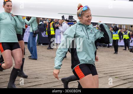 L'equipaggio femminile di Cambridge trasporta la barca prima della gara Foto Stock