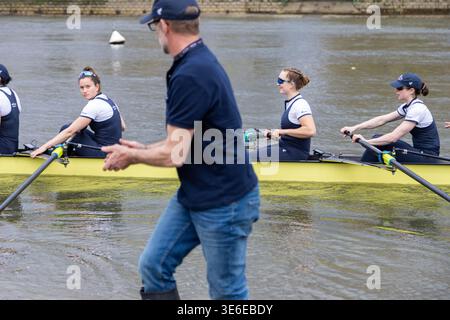 Istruttore della squadra di canottaggio femminile dell'Università di Oxford, tra cui Julietta Camahort, Lilli Freischem ed Emily Molinson The River Tamigi a Putney Foto Stock