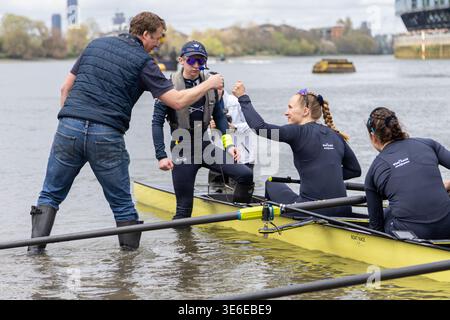 Le donne dell'Università di Oxford, Allan French, cox Louis Corrigan, e le donne che vogano ictus e il presidente Heidi, a lungo, che ha avuto colpi di pugno Foto Stock