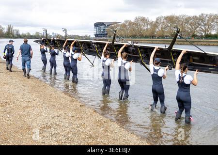 Oxford University Boat Race le donne vogano abbassando il teschio fino al fiume Tamigi a Putney prima della gara di barche Foto Stock