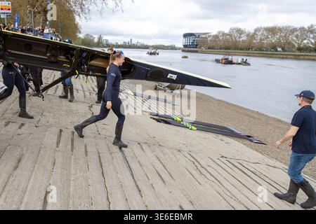 Le donne che trasportano la barca teschio sul fiume guidate dal presidente Heidi molto prima della competizione Foto Stock
