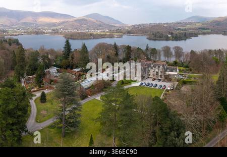 LINGHOLM, KESWICK, REGNO UNITO - 19 MARZO 2026. Vista panoramica aerea della tenuta Lingholm e casa sulla riva del lago Derwent Water nell'Engl Foto Stock