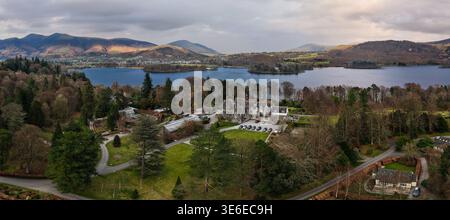 Vista panoramica aerea del Lingholm Estate e casa sulla riva del lago Derwent Water nel Parco Nazionale del Lake District inglese, Regno Unito Foto Stock