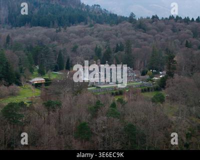 Vista panoramica aerea del Lingholm Estate e casa sulla riva del lago Derwent Water nel Parco Nazionale del Lake District inglese, Regno Unito Foto Stock