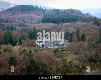 Vista panoramica aerea del Lingholm Estate e casa sulla riva del lago Derwent Water nel Parco Nazionale del Lake District inglese, Regno Unito Foto Stock