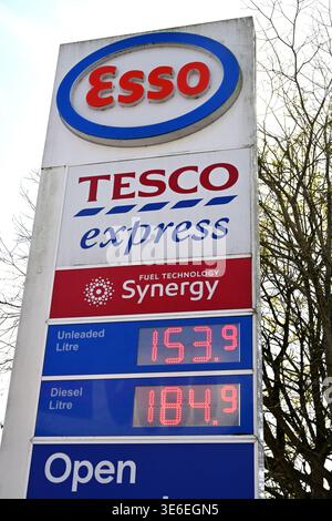Cartello distributore di benzina esso con i prezzi, weekend di Pasqua, Inghilterra, Regno Unito Foto Stock