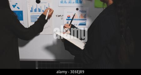 uomini d'affari che si incontrano discutono insieme dei piani Foto Stock