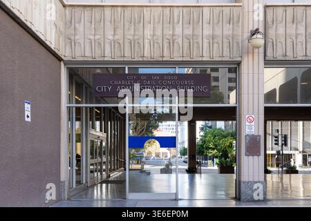 Uno degli ingressi al City of San Diego Administration Building a San Diego, California, USA. Foto Stock