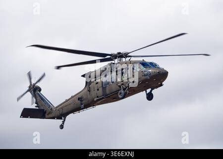 L'elicottero utility HKP 16 Black Hawk delle forze armate svedesi esegue una manovra di volo, catturata a mezz'aria con il suo carrello di atterraggio schierato. Foto Stock