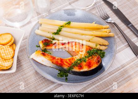Salmone gustoso affettato con asparagi Foto Stock