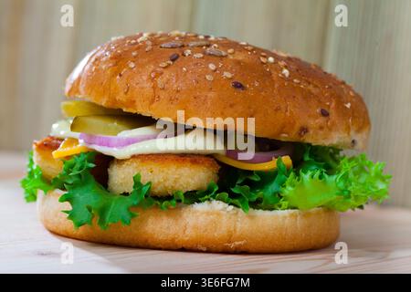 Immagine di hamburger con cotoletta di pollo, cetriolo, lattuga e cipolla Foto Stock