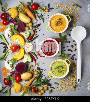 Concetto di zuppe di legumi e verdure sane. Zuppa di piselli gialli, borscht rosso con fagioli e broccoli verdi con zuppa di lenticchie. Vista dall'alto Foto Stock