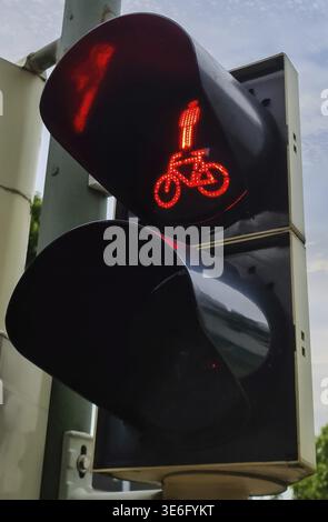 Semafori verdi e rossi per pedoni e biciclette trovati in Germania Foto Stock
