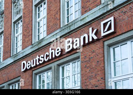 Kiel, Germania - 13. Dicembre 2025: Insegna e logo della Deutsche Bank esposti su una facciata storica in mattoni rossi Foto Stock